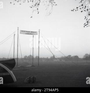 1955, historisch, draußen in einem Park, auf großen Pfählen, ein Bertram Mills Circus Schild, Cambridge, England, Großbritannien. Zu dieser Zeit war Bertram Mills ein bekannter Name in Großbritannien und sein Besitzer Bertram. W Mills (1873–1938) war bekannt als „König des Zirkus“. Stockfoto