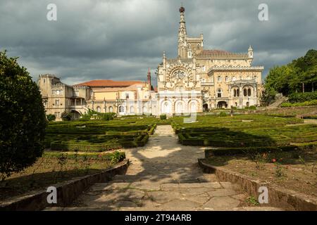 Luso, Portugal - 22. September 2020: Bussaco Palace Hotel und umliegender Garten. Erbaut im Neomanuelinstil des XIX. Jahrhunderts Stockfoto