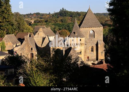 Saint-Geniès ist eines der schönsten Dörfer im Périgord Noir, auf halbem Weg zwischen Sarlat und Montignac-Lascaux. Sein Charme liegt in seinem ockerfarbenen Stein h Stockfoto