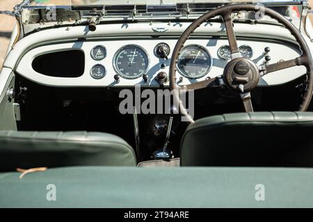 Caramulo, Portugal - 03. September 2021: Nahaufnahme eines Aston Martin 15-98 Kurzfahrwerks mit 2 Sitzplätzen von 1939 beim Caramulo Motorfestival 2021 Stockfoto