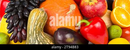 Set mit Gemüse und Obst. Schöner heller Hintergrund. Breites Foto. Stockfoto