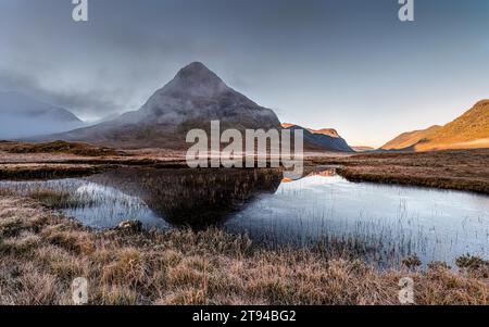 Lochan na Fola, Glencoe, Schottland unter Buachaille Etive Beag Stockfoto