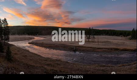 Sonnenaufgang über einem Fluss im Yellowstone-Nationalpark Stockfoto