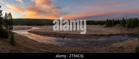 Sonnenaufgang über einem Fluss im Yellowstone-Nationalpark Stockfoto