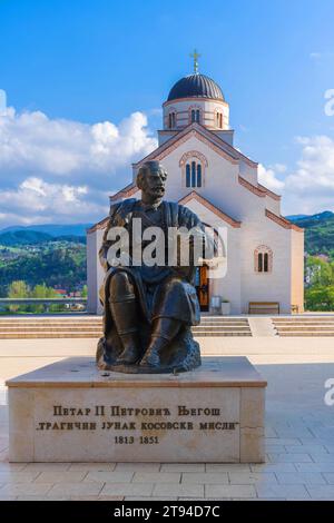 Das Denkmal des Petar II. Petrović Njegoš in Andrićgrad oder Kamengrad in Višegrad, Bosnien und Herzegowina. Stockfoto