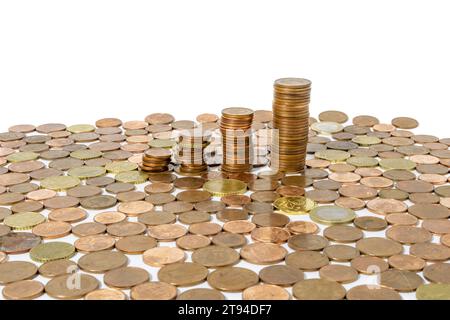 Stapel von Goldmünzen. Goldmünzen auf weißem Hintergrund. Geld auf weißem Hintergrund. Kopierbereich. Stockfoto