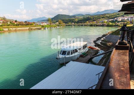 Hafen für Boote auf der Drina in Višegrad, Bosnien und Herzegowina. Stockfoto