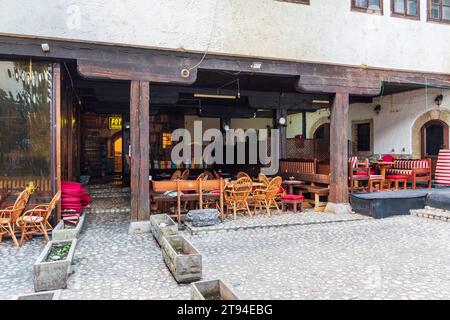 Pub im Morica Han Gebäude am alten Basar und dem historischen und kulturellen Zentrum von Sarajevo namens Bascarsija Stockfoto