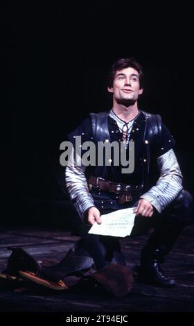 Timothy Dalton (Henry Percy / Hotspur) in HENRY IV Teil 1 von Shakespeare bei der Royal Shakespeare Company (RSC), Barbican Theatre, London EC2 07/05/1982 Musik: Guy Woolfenden Design: John Napier Beleuchtung: David Hersey Fights: Malcolm Ranson Regie: Trevor Nunn Stockfoto