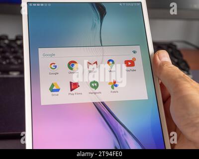 Nijkerk, Gelderland, Niederlande, 9. September 2023: Mann Hand hält ein Tablet mit Google Services Apps auf dem Bildschirm. Stockfoto