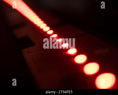 Roter LED-Streifen auf schwarzem Hintergrund. Selektiver Fokus. Geringe Schärfentiefe Stockfoto