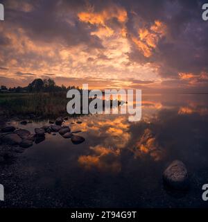 Wunderschöner farbenfroher Sonnenuntergang in Limfjord, Jütland, Dänemark Stockfoto