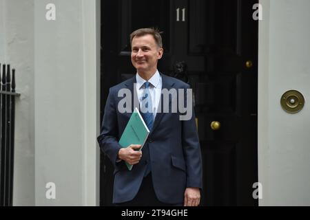 London, England, Großbritannien. November 2023. Kanzler JEREMY HUNT verlässt Downing Street, um seine Autumn Statement abzugeben. (Kreditbild: © Thomas Krych/ZUMA Press Wire) NUR REDAKTIONELLE VERWENDUNG! Nicht für kommerzielle ZWECKE! Stockfoto