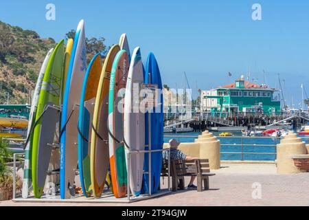 Avalon, KALIFORNIEN, USA - 13. September 2023: Lagerbereich für Surfbretter am Yachthafen in Santa Catalina Island Town in Avalon, Kalifornien. Stockfoto