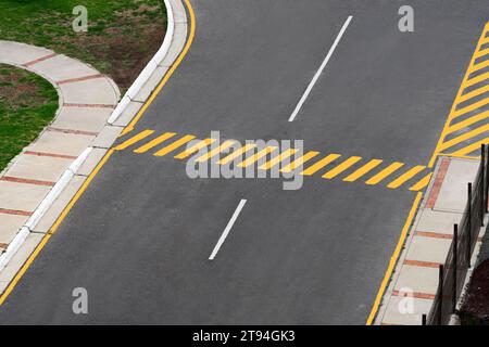 Blick von oben auf einen gelben Zebraübergang auf einer Straße Stockfoto