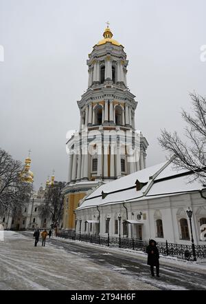 Der große Lavra-Glockenturm wird am 22. November 2023 in Kiew Petschersk Lavra in Kiew, Ukraine, besichtigt. Zum ersten Mal seit 30 Jahren dürfen Kiewer Einwohner und Besucher der Stadt den höchsten Punkt des Glockenturms im Kiewer Petschersk Lavra, einem der höchsten historischen Orte in Kiew, besteigen. Das Kiew-Petschersker Lavra ist seit Jahrhunderten ein wichtiges Bildungs- und Kulturzentrum der Ukraine. Die letzten großen Reparatur- und Restaurierungsarbeiten am Glockenturm wurden 2011–2012 durchgeführt. (Foto von STR/NurPhoto) Stockfoto