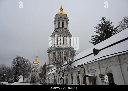 Der große Lavra-Glockenturm wird am 22. November 2023 in Kiew Petschersk Lavra in Kiew, Ukraine, besichtigt. Zum ersten Mal seit 30 Jahren dürfen Kiewer Einwohner und Besucher der Stadt den höchsten Punkt des Glockenturms im Kiewer Petschersk Lavra, einem der höchsten historischen Orte in Kiew, besteigen. Das Kiew-Petschersker Lavra ist seit Jahrhunderten ein wichtiges Bildungs- und Kulturzentrum der Ukraine. Die letzten großen Reparatur- und Restaurierungsarbeiten am Glockenturm wurden 2011–2012 durchgeführt. (Foto von STR/NurPhoto) Stockfoto