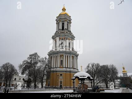 Der große Lavra-Glockenturm wird am 22. November 2023 in Kiew Petschersk Lavra in Kiew, Ukraine, besichtigt. Zum ersten Mal seit 30 Jahren dürfen Kiewer Einwohner und Besucher der Stadt den höchsten Punkt des Glockenturms im Kiewer Petschersk Lavra, einem der höchsten historischen Orte in Kiew, besteigen. Das Kiew-Petschersker Lavra ist seit Jahrhunderten ein wichtiges Bildungs- und Kulturzentrum der Ukraine. Die letzten großen Reparatur- und Restaurierungsarbeiten am Glockenturm wurden 2011–2012 durchgeführt. (Foto von STR/NurPhoto) Stockfoto