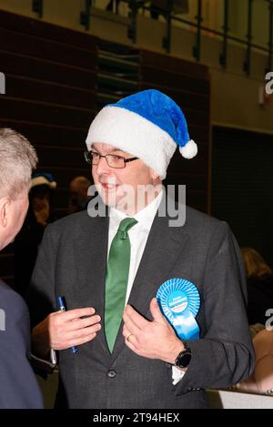 Der konservative Kandidat James Duddridge, Abgeordneter bei der Wahl 2019 für den Wahlkreis Rochford & Southend East. Weihnachtsmütze Stockfoto