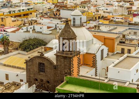 Blick über die Dächer von Las Palmas, Gran Canaria vom Turm der Kathedrale Santa Anna an einem sonnigen Tag Stockfoto