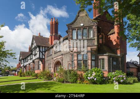 Eine Reihe von Cottages auf der Park Road, Port Sunlight, einschließlich Bridge Cottage (nächstgelegen). Stockfoto