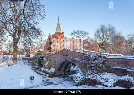 Die Dell Bridge, Port Sunlight, im Winter mit dem Lyceum-Gebäude dahinter. Stockfoto