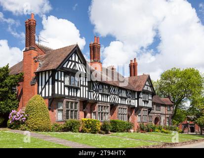 Eine Reihe von Cottages an der Park Road, Port Sunlight, einschließlich Bridge Cottage (am weitesten entfernt). Stockfoto