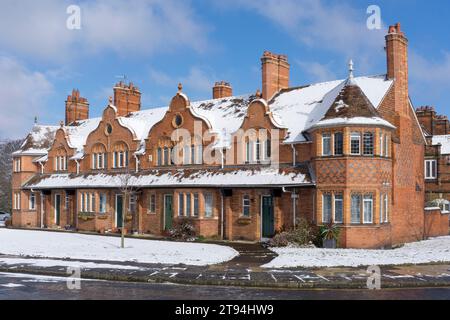 Eine Reihe von Cottages an der Bridge Street, Port Sunlight, an einem sonnigen Wintertag mit Schnee auf dem Boden. Stockfoto