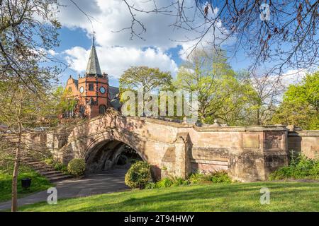 Die Dell Bridge, Port Sunlight, im Frühling mit dem Lyzeum-Gebäude dahinter. Stockfoto