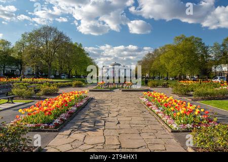 Blick auf die Lady Lever Art Gallery, Port Sunlight, von den Blumenbeeten des Diamond. Stockfoto