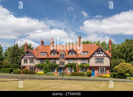 Eine Reihe von Cottages an der Bolton Road, Port Sunlight, gegenüber dem Bowling Greens. Stockfoto