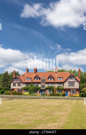 Eine Reihe von Cottages an der Bolton Road, Port Sunlight, gegenüber dem Bowling Greens. Stockfoto