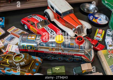 Vintage-Spielzeuglokomotive 3711 Overland Express und andere die-Cast-Spielzeuge auf der Retro & Vintage + Design Expo in Helsinki, Finnland Stockfoto