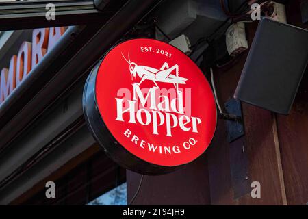 Mad Hopper Brewing Co. Schrankschild an der Restaurantwand des Viisi Penniä in Helsinki, Finnland Stockfoto