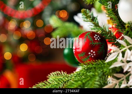 Frohe Weihnachten und frohe Neujahrsferien Hintergrund. Weihnachtsbaum und Weihnachtsdekoration mit Kugeln und Bokeh-Licht. Stockfoto
