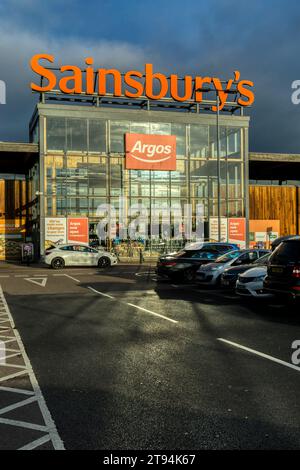 Ein Schild für Sainsbury's und Argos in einem großen Sainsbury's Supermarkt in King's Lynn, Norfolk Stockfoto