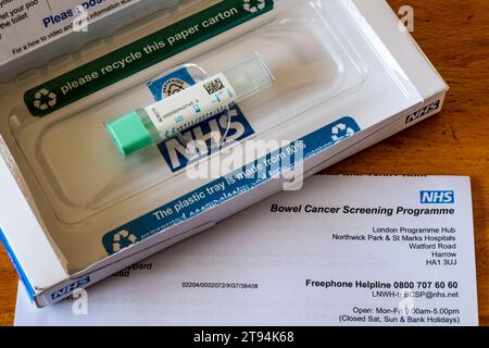 Ein NHS-Darmkrebs-Screening-Programm Heimtestkit. Stockfoto