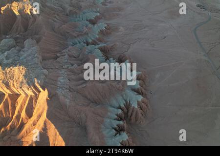 Aus der Vogelperspektive auf eine Wüstentallandschaft mit einem großen Berg und seinem umliegenden Gelände Stockfoto