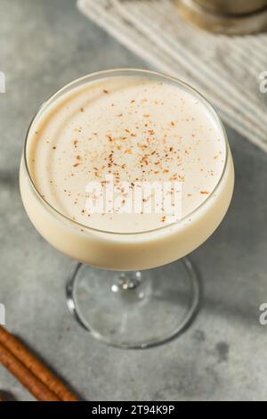 Heißer gefrorener Eierlikör Martini-Cocktail mit Brandy Stockfoto