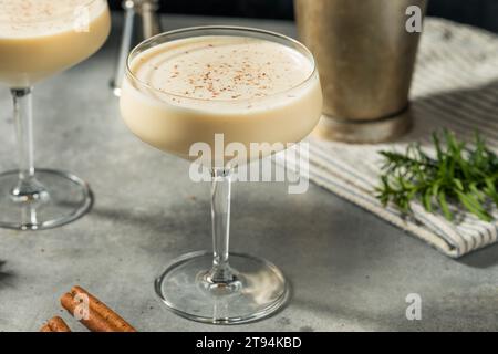 Heißer gefrorener Eierlikör Martini-Cocktail mit Brandy Stockfoto