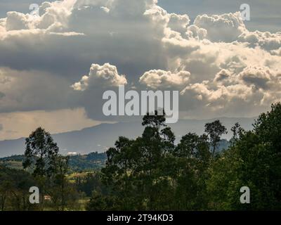 Dichte Regenwolken sammeln sich bei Sonnenuntergang über den östlichen Andenbergen im Zentrum Kolumbiens, in der Nähe der Kolonialstadt Villa de Leyva. Stockfoto