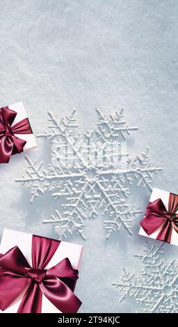 Weihnachtskomposition. Geschenk, auf weißem Schnee Hintergrund. Weihnachts- und Neujahrskonzept. Flach, Draufsicht, Kopierraum. Stockfoto