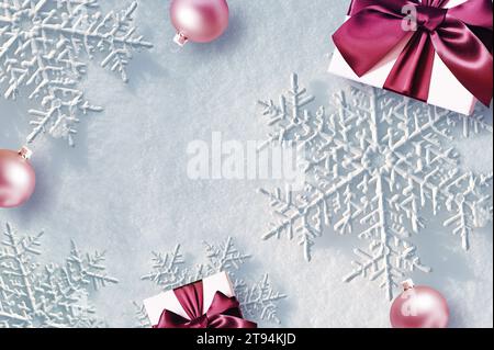 Weihnachtskomposition. Geschenk, Kugeln auf weißem Schnee Hintergrund. Weihnachten, Winter, Neujahr Konzept. Flach, Draufsicht, Kopierraum Stockfoto