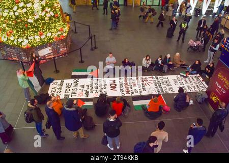 London, Großbritannien. November 2023. Pro-palästinensische Demonstranten veranstalten einen Sit-in in der King's Cross Station, in dem sie zu einem Waffenstillstand während des Krieges zwischen Israel und Hamas auffordern. Quelle: Vuk Valcic/Alamy Live News Stockfoto