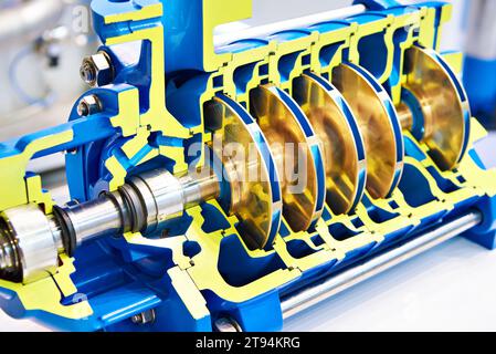 Mehrstufige Pumpe für Wasserrohrquerschnitt Stockfoto