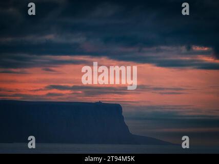 Honningsvag, Norwegen. August 2023. Abendblick von einem Kreuzfahrtschiff auf den Felsgipfel Nordkaphorn und das Schieferplateau des Nordkap 300 Meter über dem Arktischen Ozean. Quelle: Soeren Stache/dpa/Alamy Live News Stockfoto