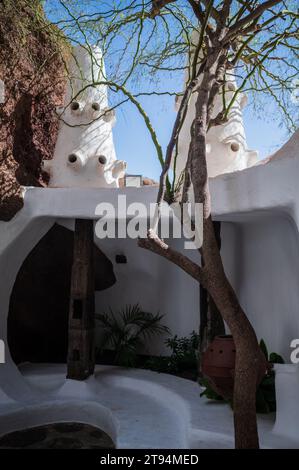 Das Lagomar Museum, auch bekannt als Omar Sharif's House, ein einzigartiges ehemaliges Haus mit natürlichen Lavahöhlen, heute ein Restaurant, eine Bar und eine Kunstgalerie in Lan Stockfoto