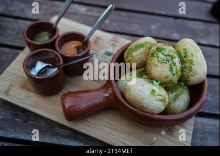 Traditionelles Papas arrugadas con mojo Picon im Lagomar Museum, auch bekannt als Omar Sharif's House, ein einzigartiges ehemaliges Haus mit natürlichem Lava cav Stockfoto