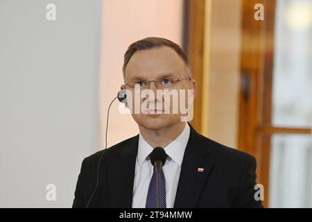 Der polnische Präsident Andrzej Duda wurde während einer gemeinsamen Pressekonferenz nach dem Gipfel der Präsidenten der Visegrad-Gruppe (V4) auf der Prager Burg gesehen. Die Präsidenten der Tschechischen Republik, der Slowakei, Polens und Ungarns treffen sich auf dem Gipfeltreffen der Visegrad-Gruppe (V4), das vom derzeitigen tschechischen Ratsvorsitz der Gruppe veranstaltet wird. Die wichtigsten Themen, die auf dem Gipfel erörtert werden, sind gemeinsame Infrastrukturprojekte und die Stärkung der Kontakte zwischen den Mitgliedstaaten. Die Visegrad-Gruppe (V4) wurde 1991 gegründet und besteht aus vier Ländern Mitteleuropas: Der Tschechischen republik, der Slowakei, Ungarn und Polen. (Foto von Tomas TKA Stockfoto