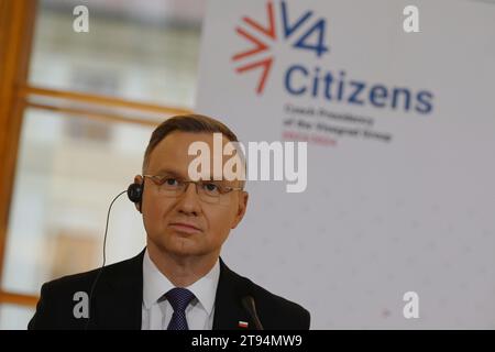 Der polnische Präsident Andrzej Duda wurde während einer gemeinsamen Pressekonferenz nach dem Gipfel der Präsidenten der Visegrad-Gruppe (V4) auf der Prager Burg gesehen. Die Präsidenten der Tschechischen Republik, der Slowakei, Polens und Ungarns treffen sich auf dem Gipfeltreffen der Visegrad-Gruppe (V4), das vom derzeitigen tschechischen Ratsvorsitz der Gruppe veranstaltet wird. Die wichtigsten Themen, die auf dem Gipfel erörtert werden, sind gemeinsame Infrastrukturprojekte und die Stärkung der Kontakte zwischen den Mitgliedstaaten. Die Visegrad-Gruppe (V4) wurde 1991 gegründet und besteht aus vier Ländern Mitteleuropas: Der Tschechischen republik, der Slowakei, Ungarn und Polen. (Foto von Tomas TKA Stockfoto